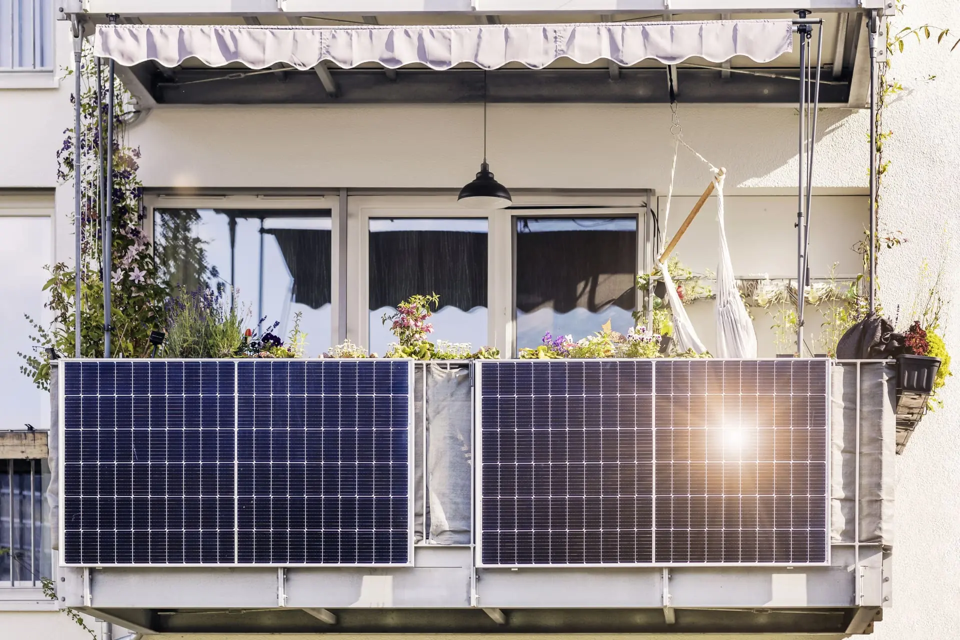 Ein Balkon mit installierten Solarmodulen, die zur nachhaltigen Stromerzeugung genutzt werden – ein Beispiel dafür, wie man ein Balkonkraftwerk anmelden und in den eigenen Haushalt integrieren kann.