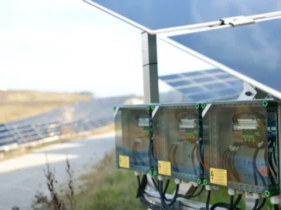 Photovoltaik mit Speicher: Nahaufnahme eines Solarfeldes mit Wechselrichtern und Energiespeicherkomponenten zur effizienten Stromnutzung.