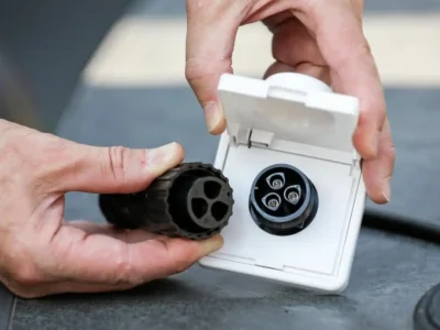 Hände halten einen Wieland-Stecker und eine passende Einspeisesteckdose – typische Verbindung für ein Balkonkraftwerk zur sicheren Netzeinspeisung.