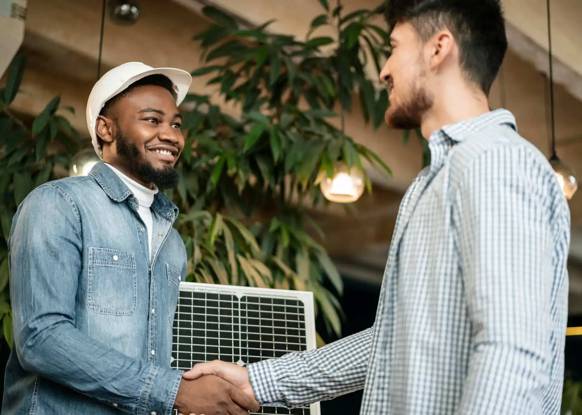 Zwei Männer schütteln sich die Hände, nachdem sie ein Gespräch über Überschusseinspeisung beendet haben.