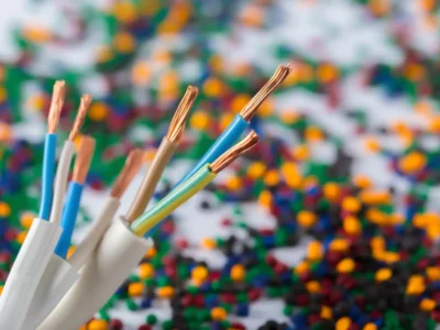 Verschiedene Kabel mit Isolierung, geeignet für eine Festanschluss Steckdose.