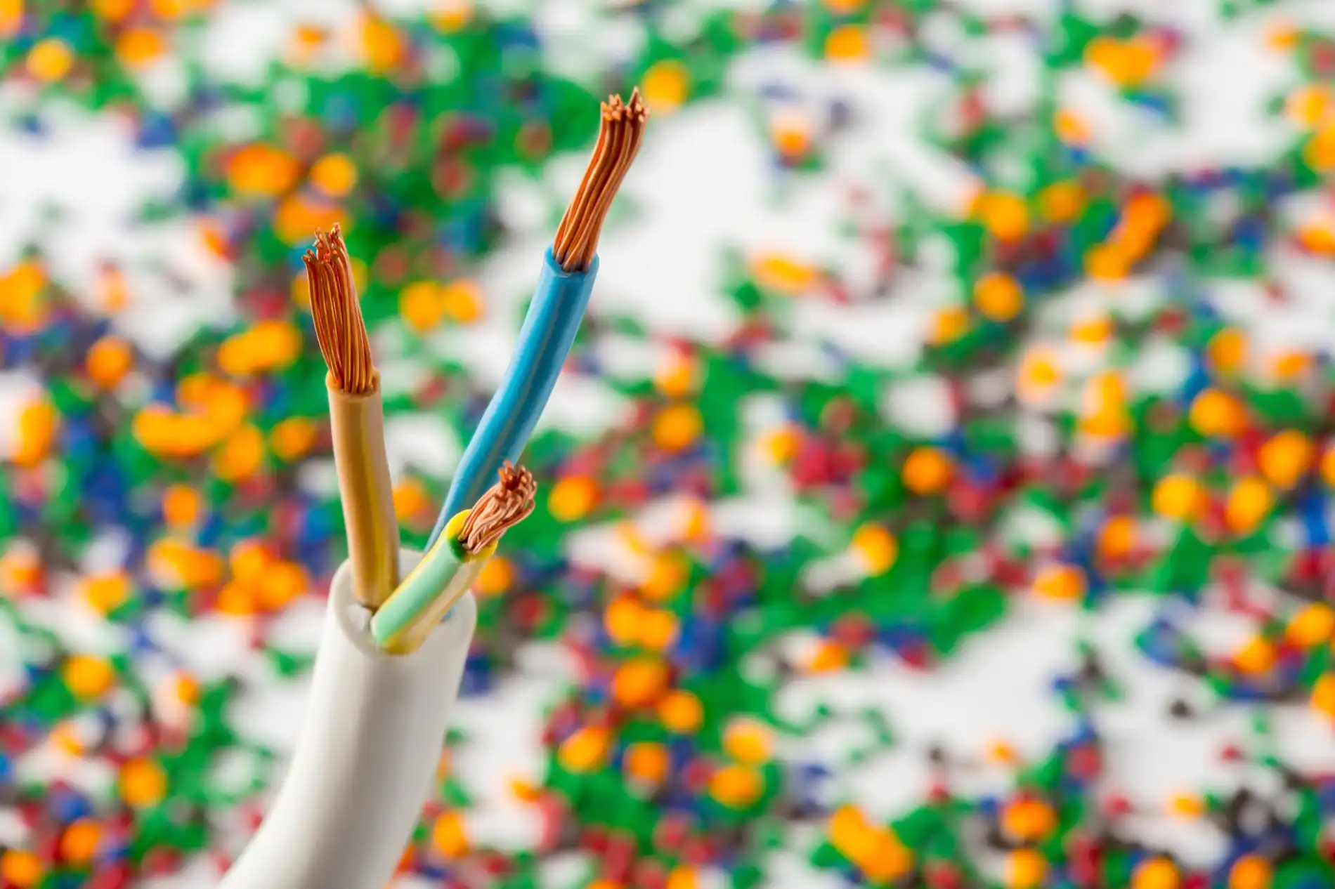 Verschiedene Kabel mit Isolierung, geeignet für eine Festanschluss Steckdose.